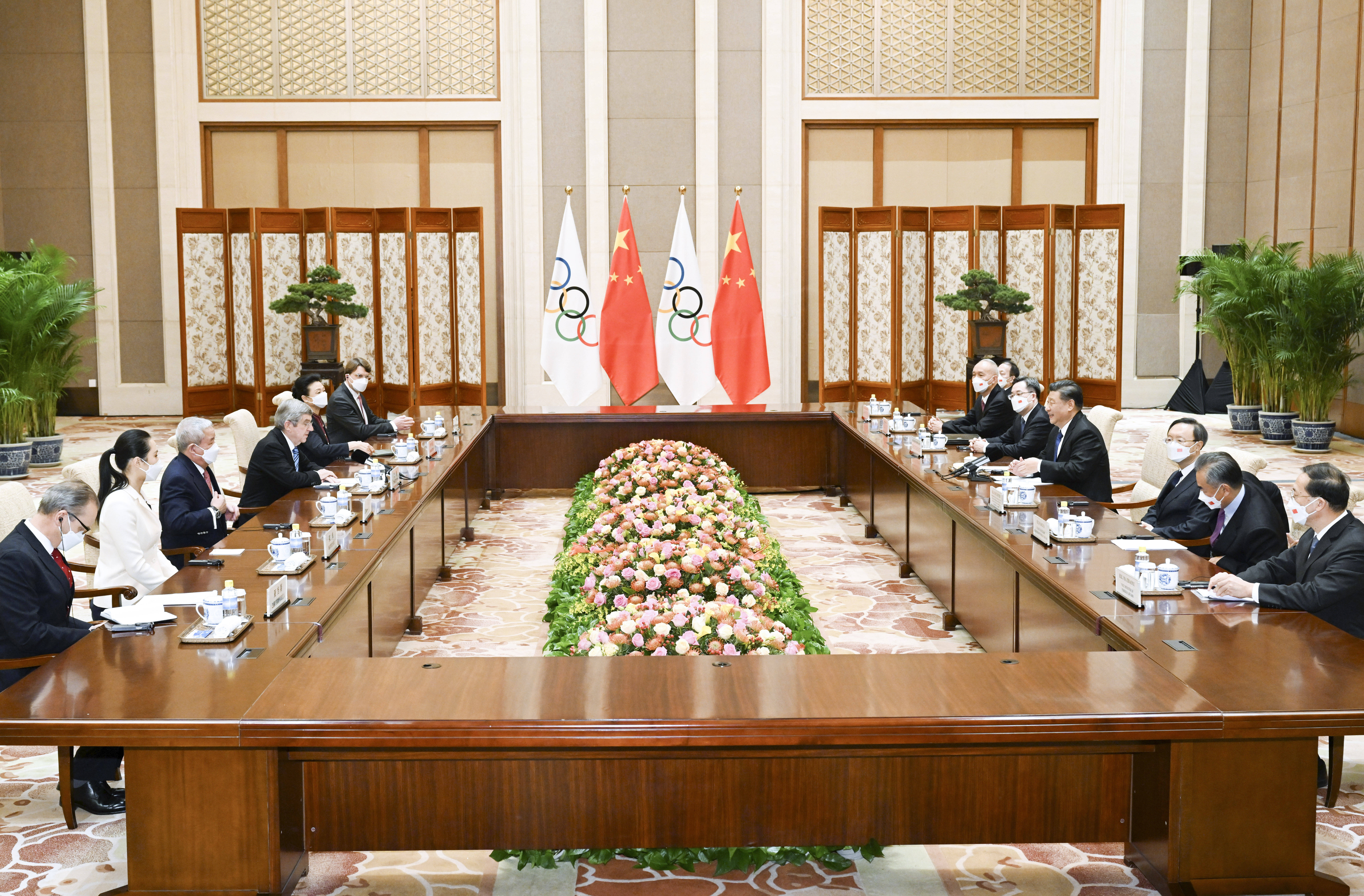 IMAGO / Xinhua / Zhang Ling | International Olympic Committee President Thomas Bach meets with China’s President Xi Jinping in Beijing on January 25, 2022.