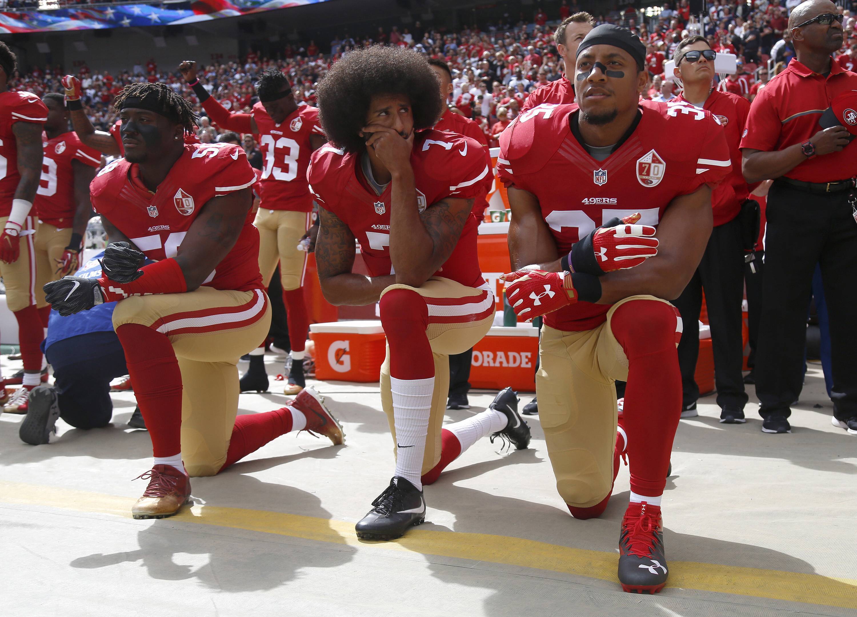 IMAGO / ZUMA Wire | The San Francisco 49ers Eli Harold (58), Colin Kaepernick (7) and Eric Reid (35) kneel during the national anthem before their game against the Dallas Cowboys. October 2, 2016.