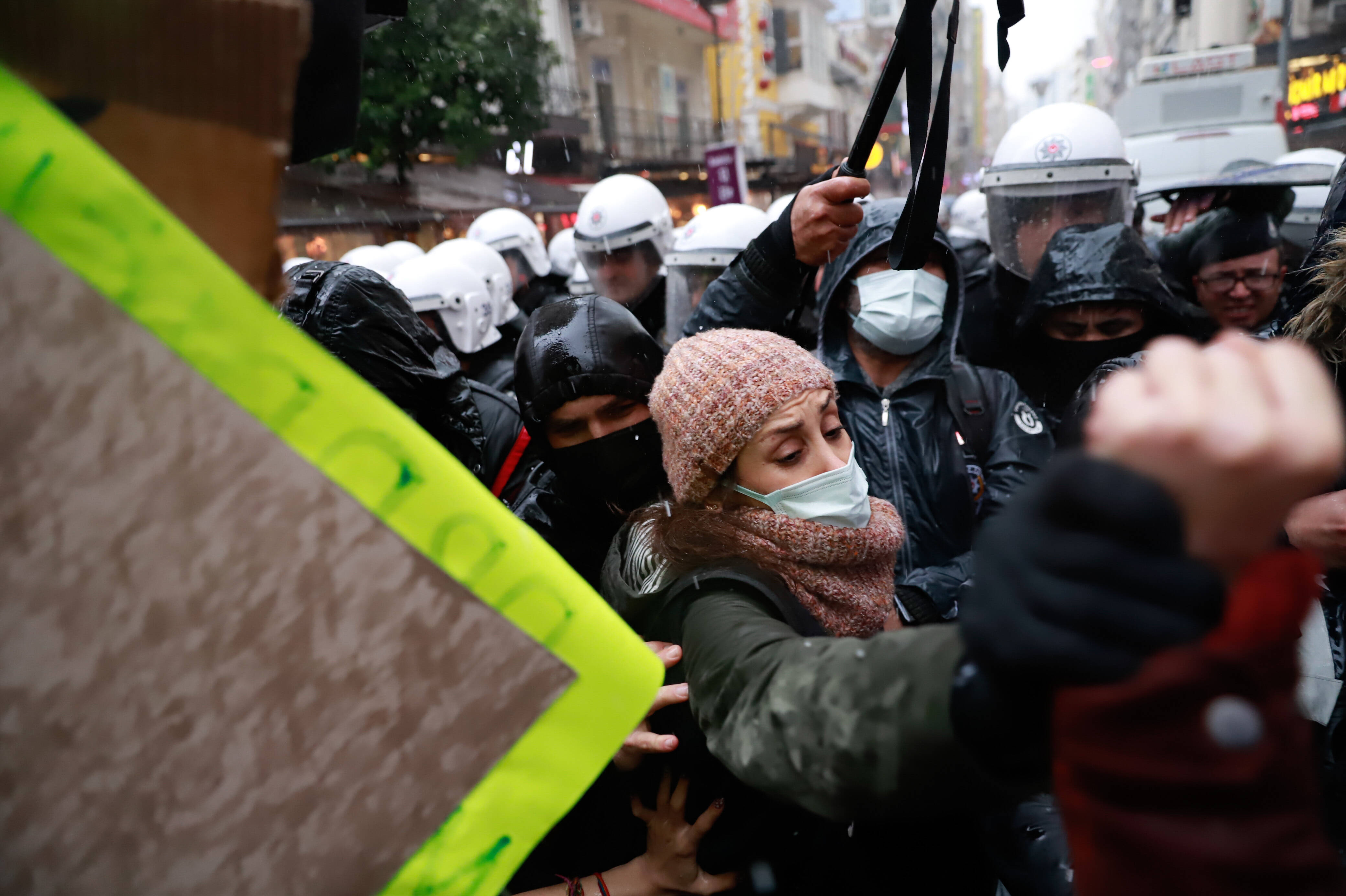 IMAGO / GocherImagery Berkcan Zengin | International Women’s Day protest clashes with police in Izmir, Turkey. 8 March, 2022.