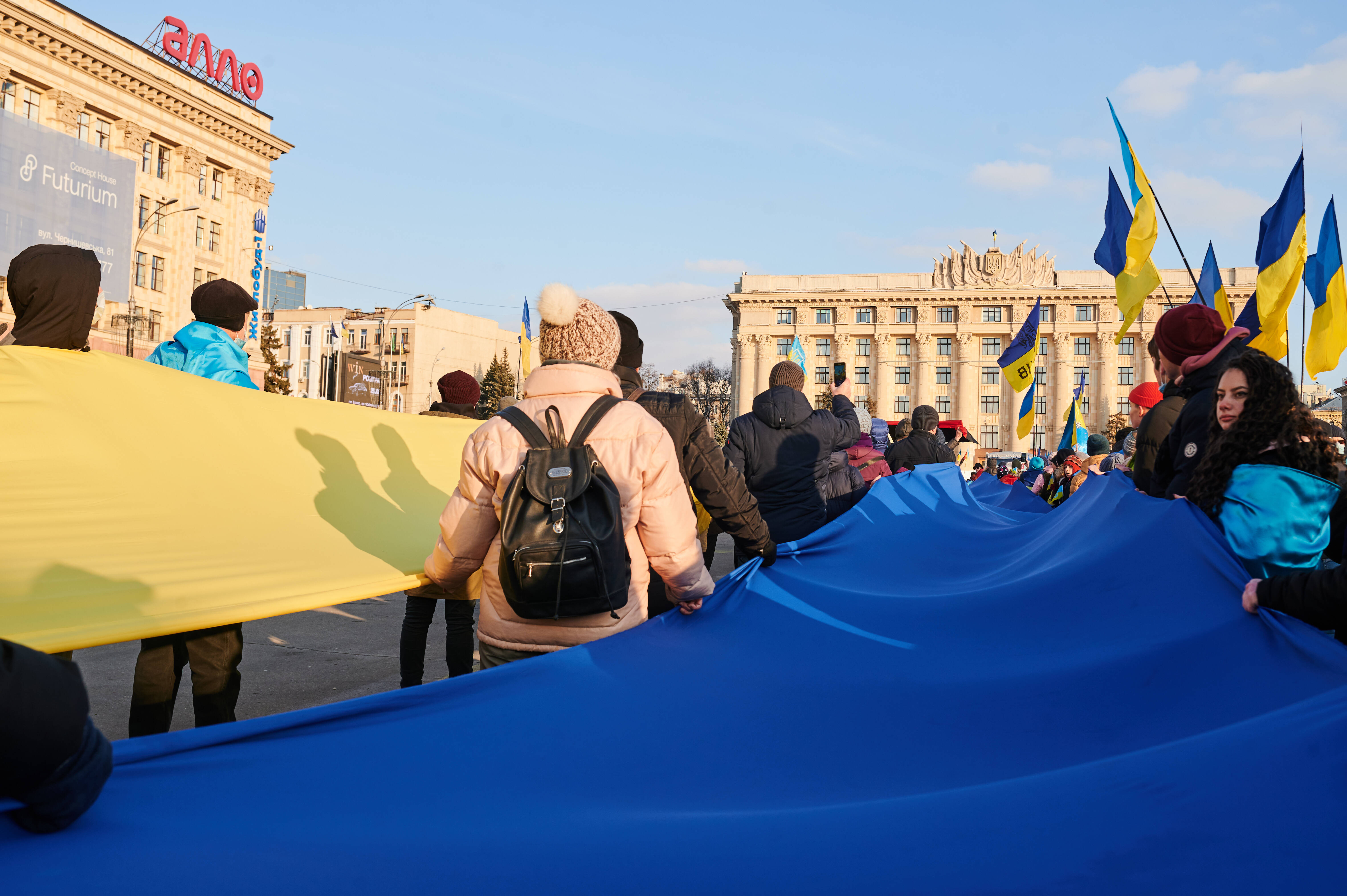 IMAGO / Vitalii Kliuiev | Protestors hold the Ukrainian flag during the ‘No to War with Russia’ march for Ukraine in Kharkiv. 5 February, 2022.