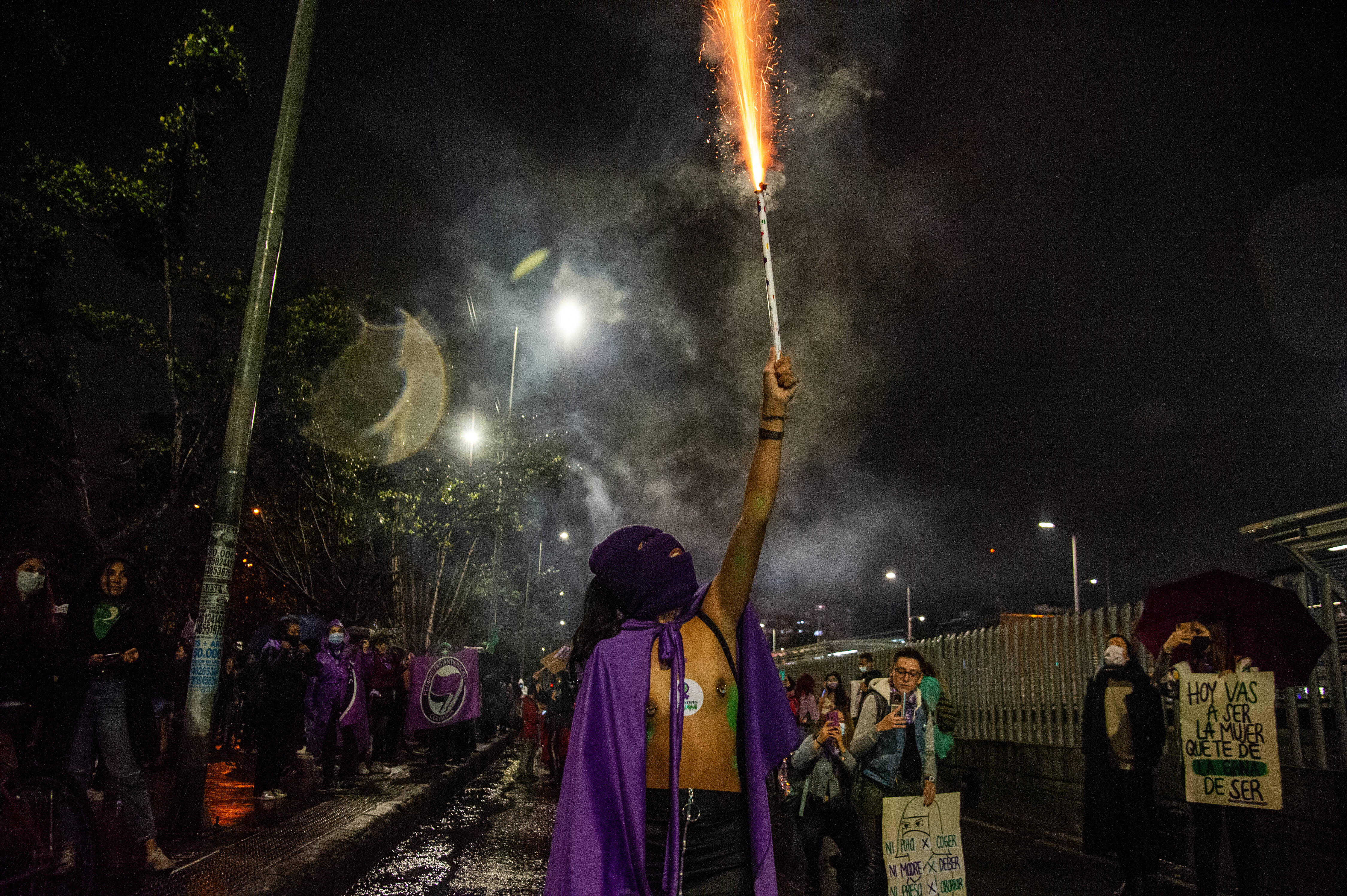 IMAGO / UIG / Chepa Beltran | Women take part with fire works during the International Day for the Elimination of Violence against Women demonstrations in Bogotá, Colombia on November 25, 2021.