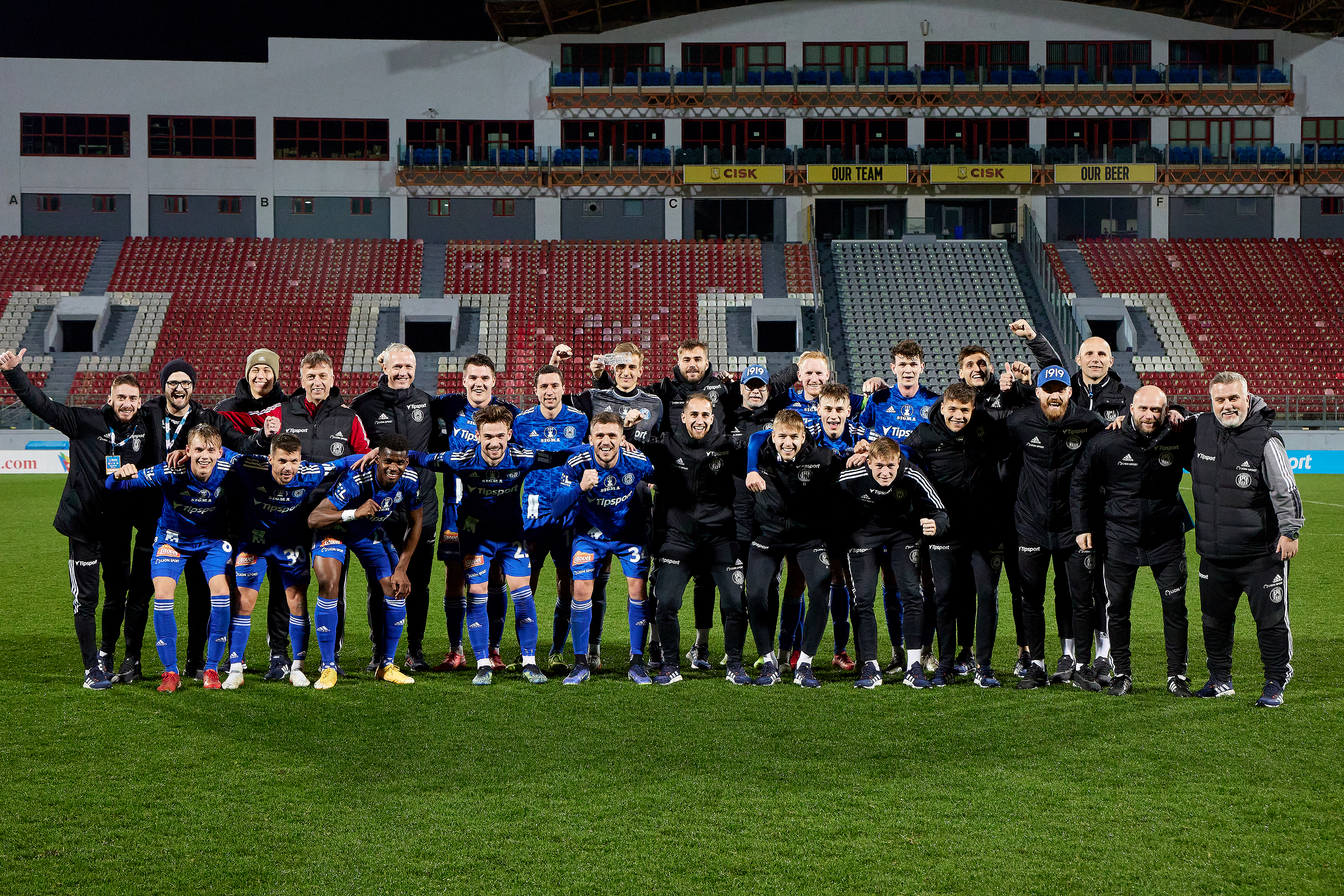 IMAGO / Domenic Aquilina | Sigma Olomouc players and officials celebrate winning the fourth edition of the Tipsport Malta Cup 2022 after their 3-0 win over WSG Tirol.