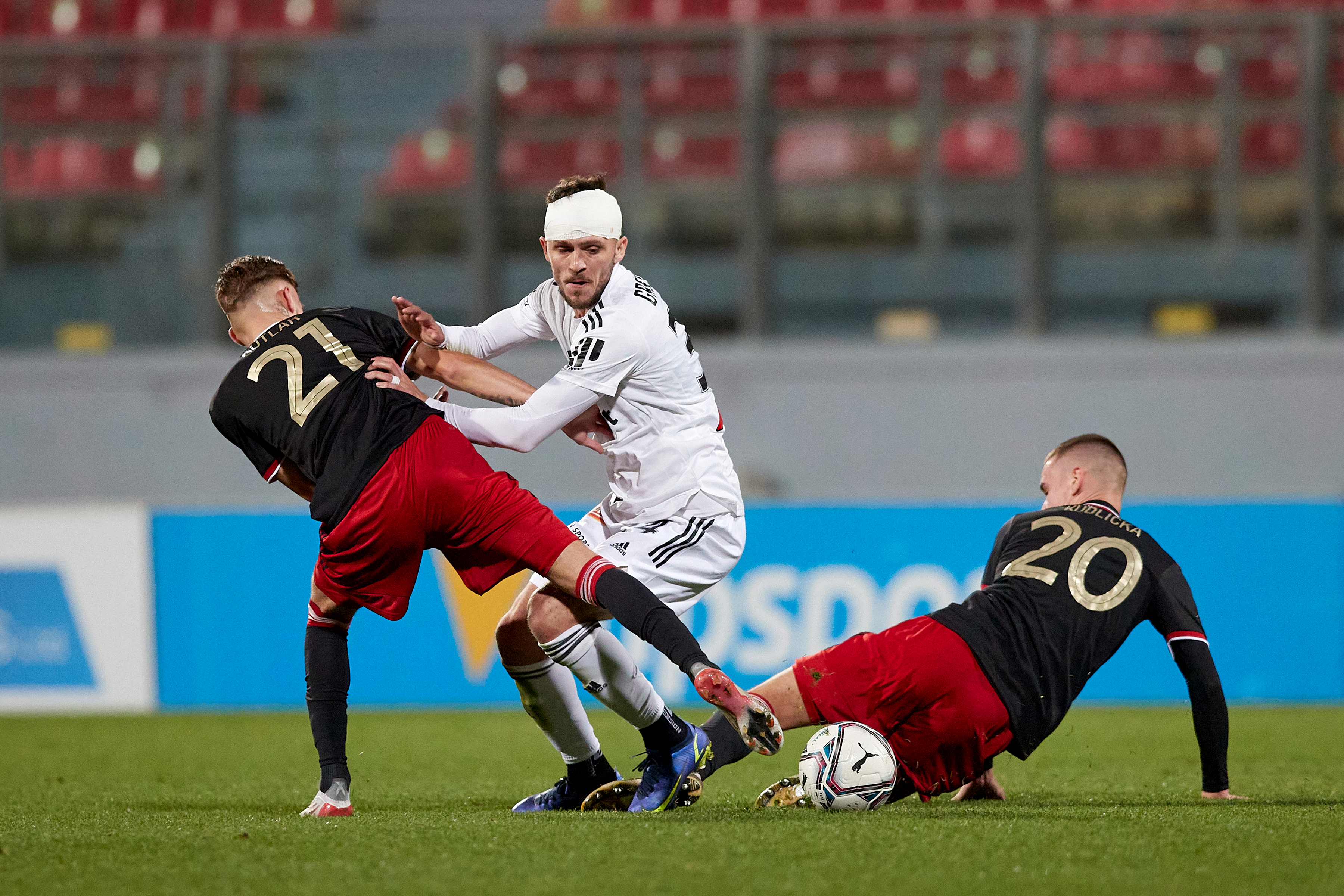 IMAGO / Domenic Aquilina | Lukáš Greššák (L) of Sigma Olomouc moves away from Thomas Kotlar (L) and Timotej Kudlijka (R) both of Spartak Trnava during the match between the first two best placed teams.