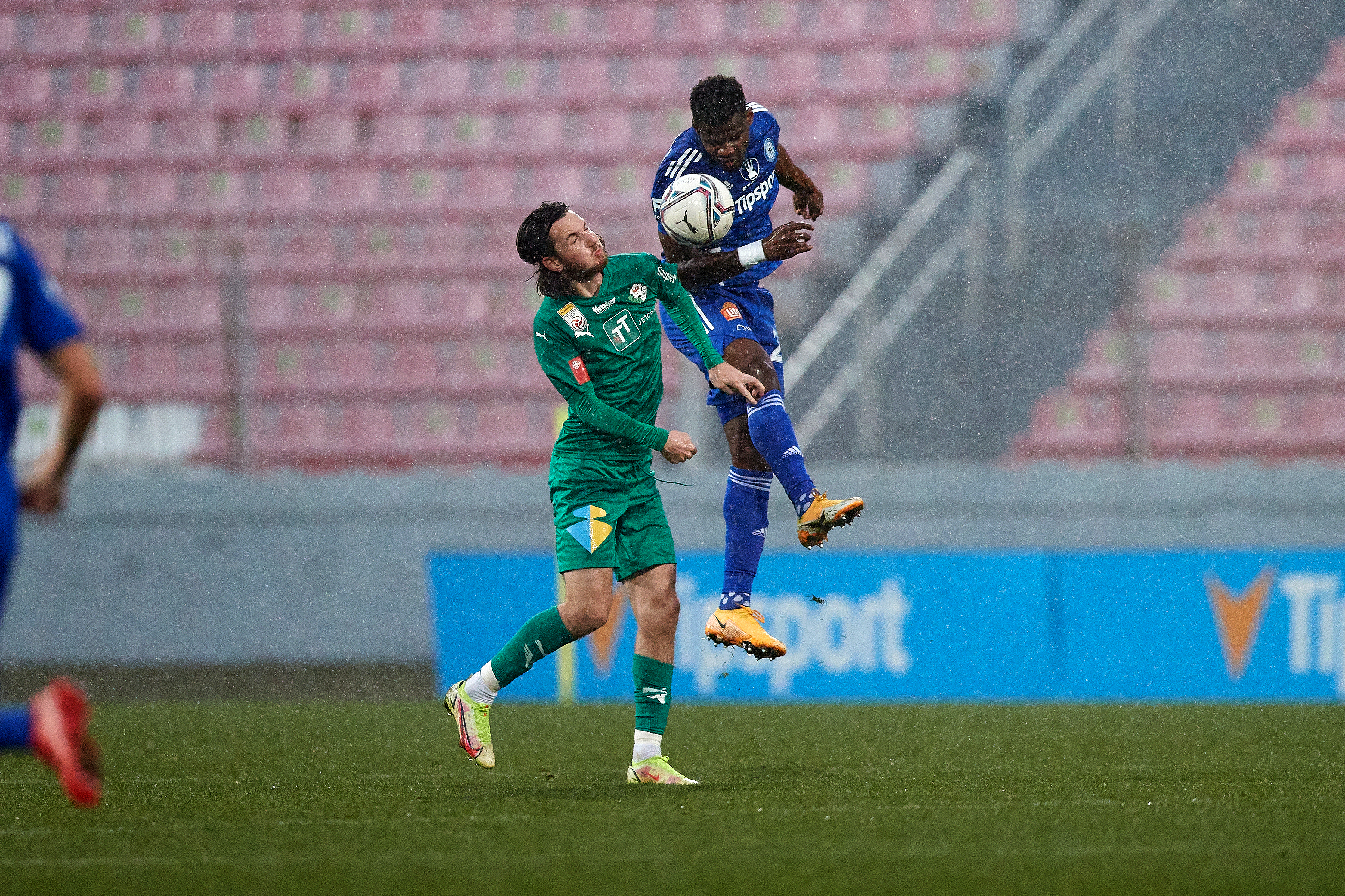 IMAGO / Domenic Aquilina | In the only match played in wintry conditions, Gregorie Florent Paulolo (R) of Sigma Olomouc jumps high to anticipate Thomas Sabitzer (L) of WSG Tirol in the final match of the tournament on 24 January.