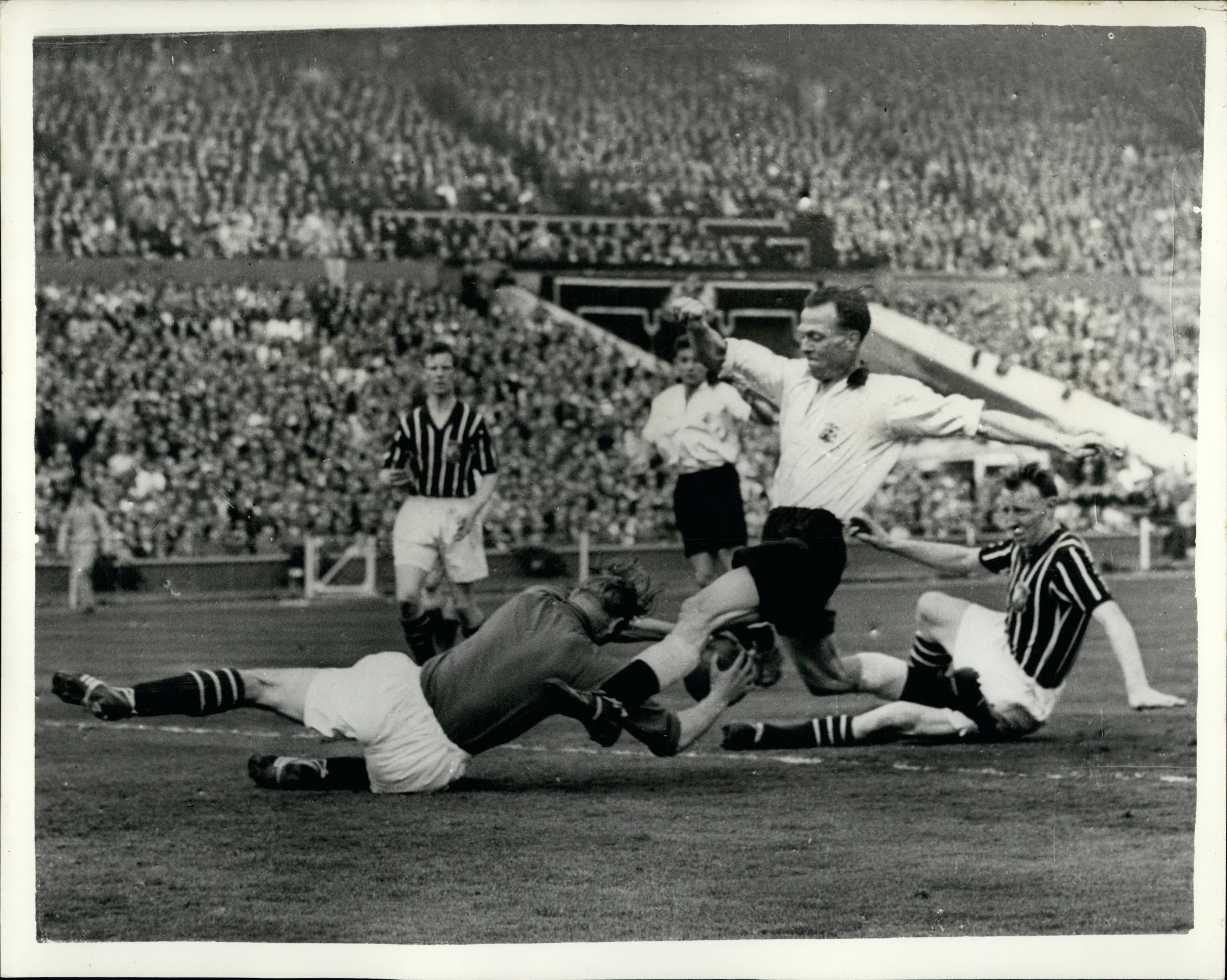 a photo of the moment that Bert Trautmann broke his neck