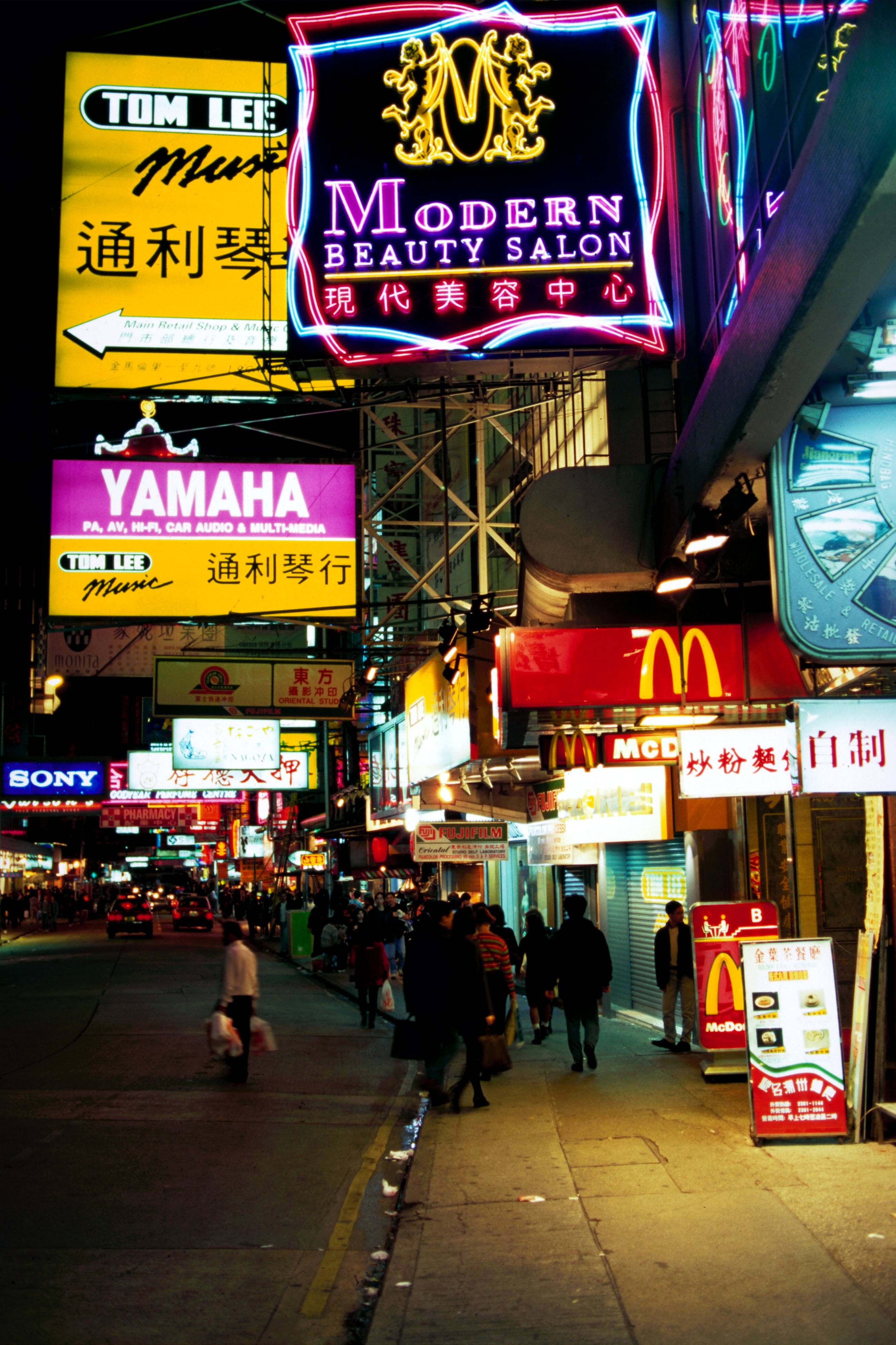 Bildnummer: 50091722  Datum: 12.07.1997  Copyright: imago/Mollenhauer
Neonreklame in Hong Kong, Objekte , Gebäude, außen, Außenansicht , Symbolfoto , Restlichtaufnahme; 1997, HongKong, Yamaha, Sony, Mc Donalds, McDonalds, Reklame, Werbung, Neonwerbung, Leuchtreklame, Reklameschilder, Werbeschilder, Shoppingmeile, Einkaufsstraße, Shopping, Nacht, Straße, Städte; , hoch, Kbdia, Totale, China, ohne, Reisen, Asien