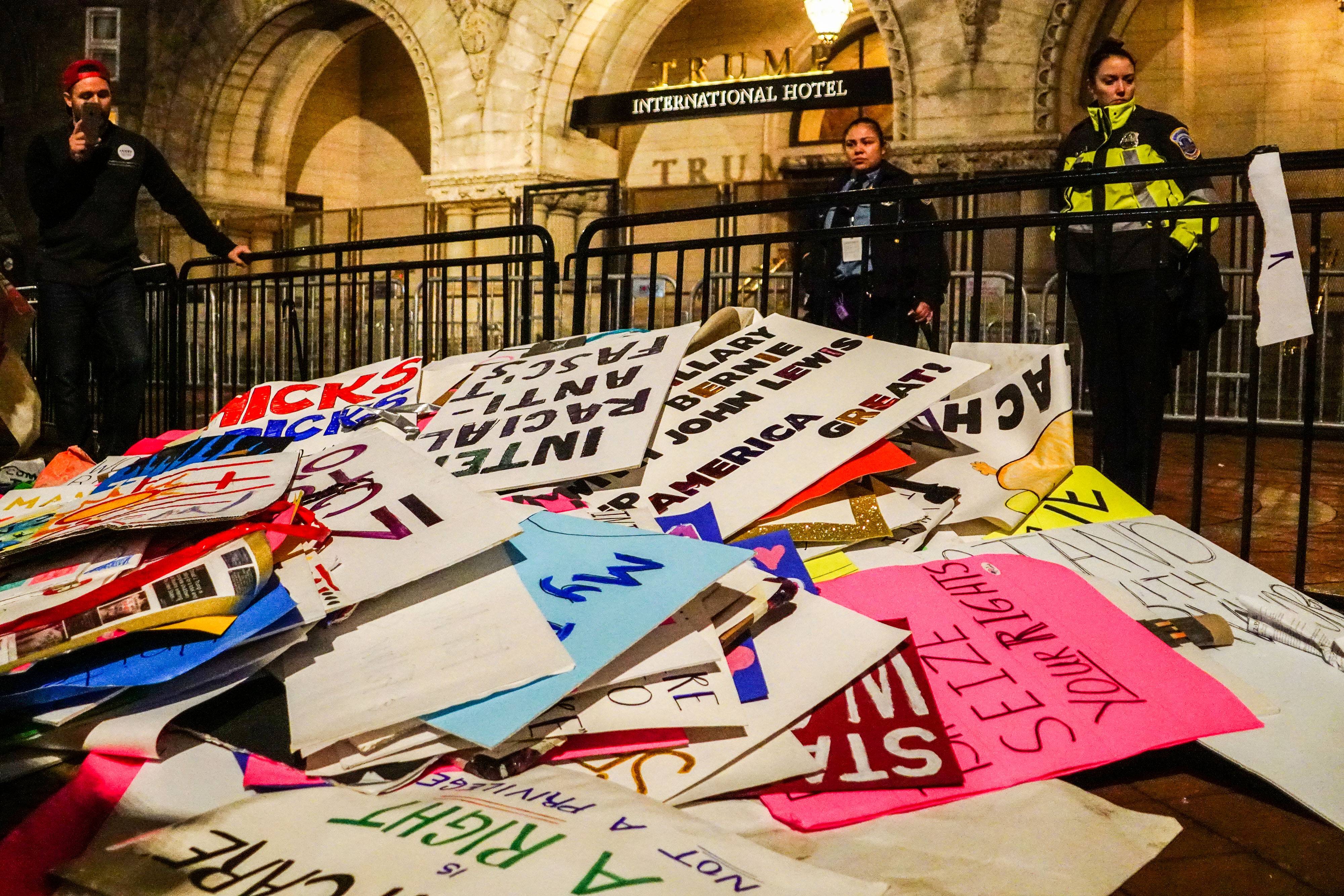 IMAGO / The Photo Access | Signs in front of the Trump International Hotel in Washington DC.