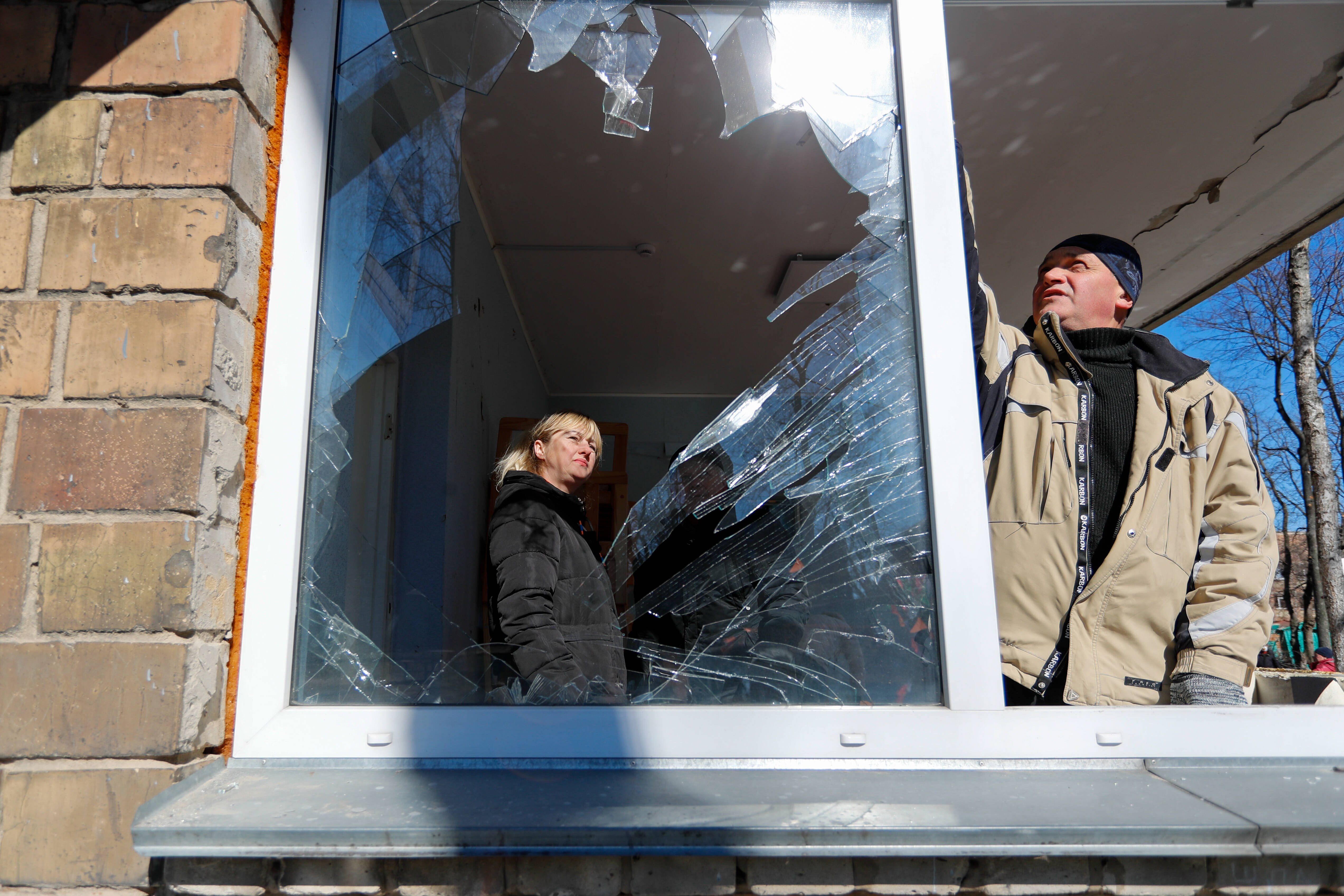 IMAGO / ZUMA Wire / Daniel Ceng Shou-Yi. 18 March, 2022. Vynohradar District, Ukraine. Volunteers inside a damaged kindergarten near Kyiv.