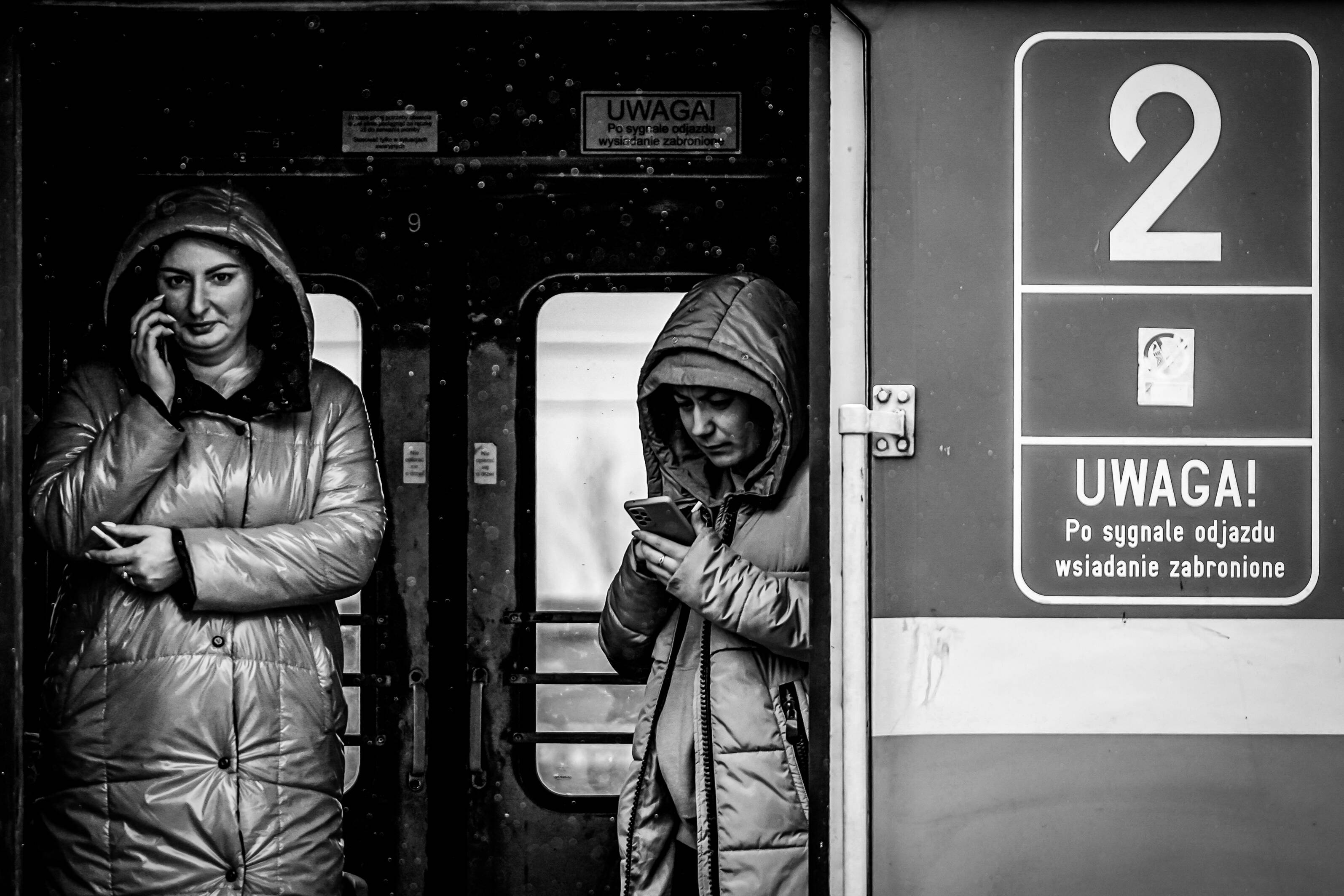 IMAGO / Willi Schewski | Ukrainian refugees fleeing the war seen through the windows of buses, cars and trains.
