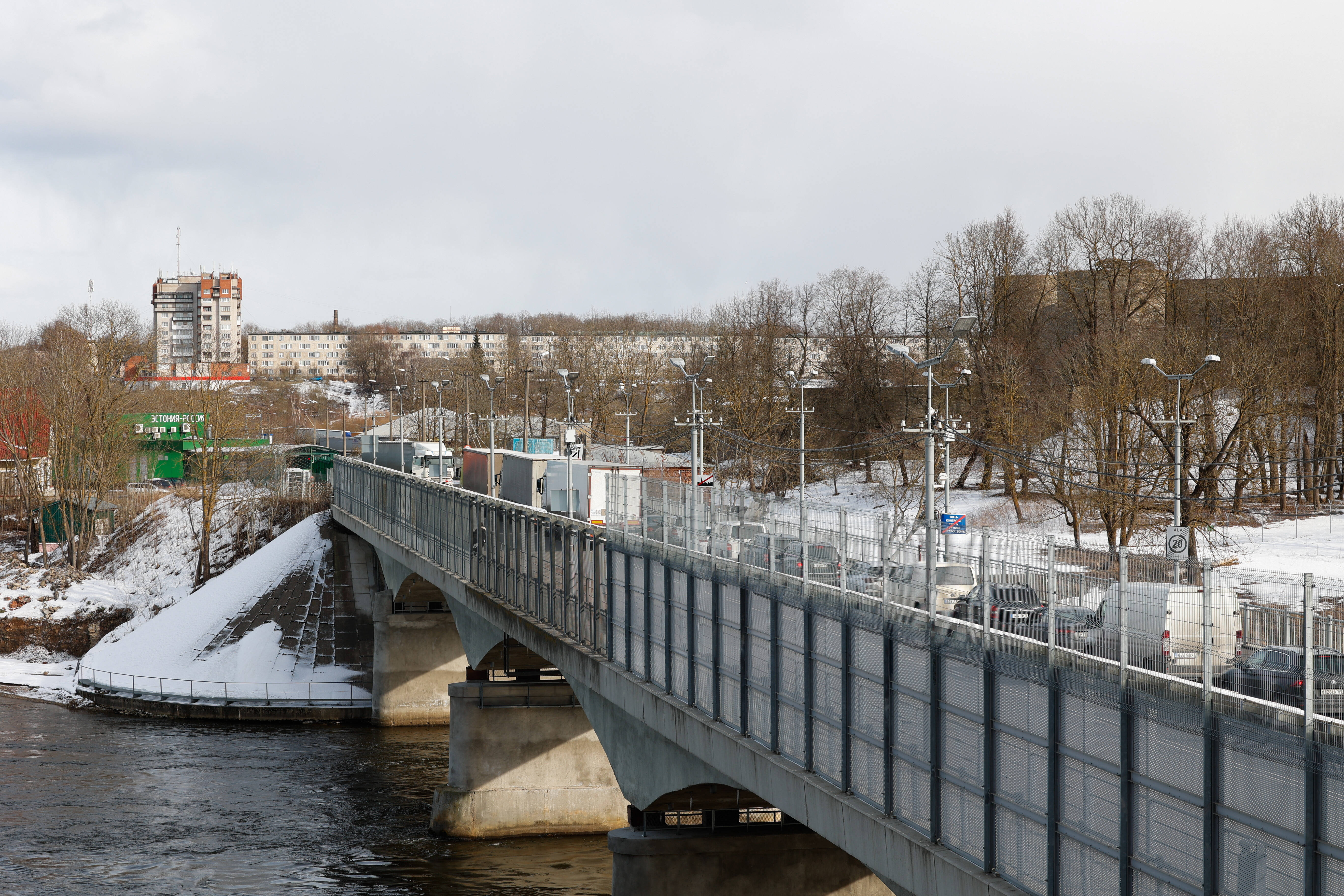 IMAGO / Mauersberger | Narva, border crossing between Estonia and Russia. The Estonian city of Narva on the west bank, it is the third largest city and the centre of the Russian-speaking minority of Estonia.