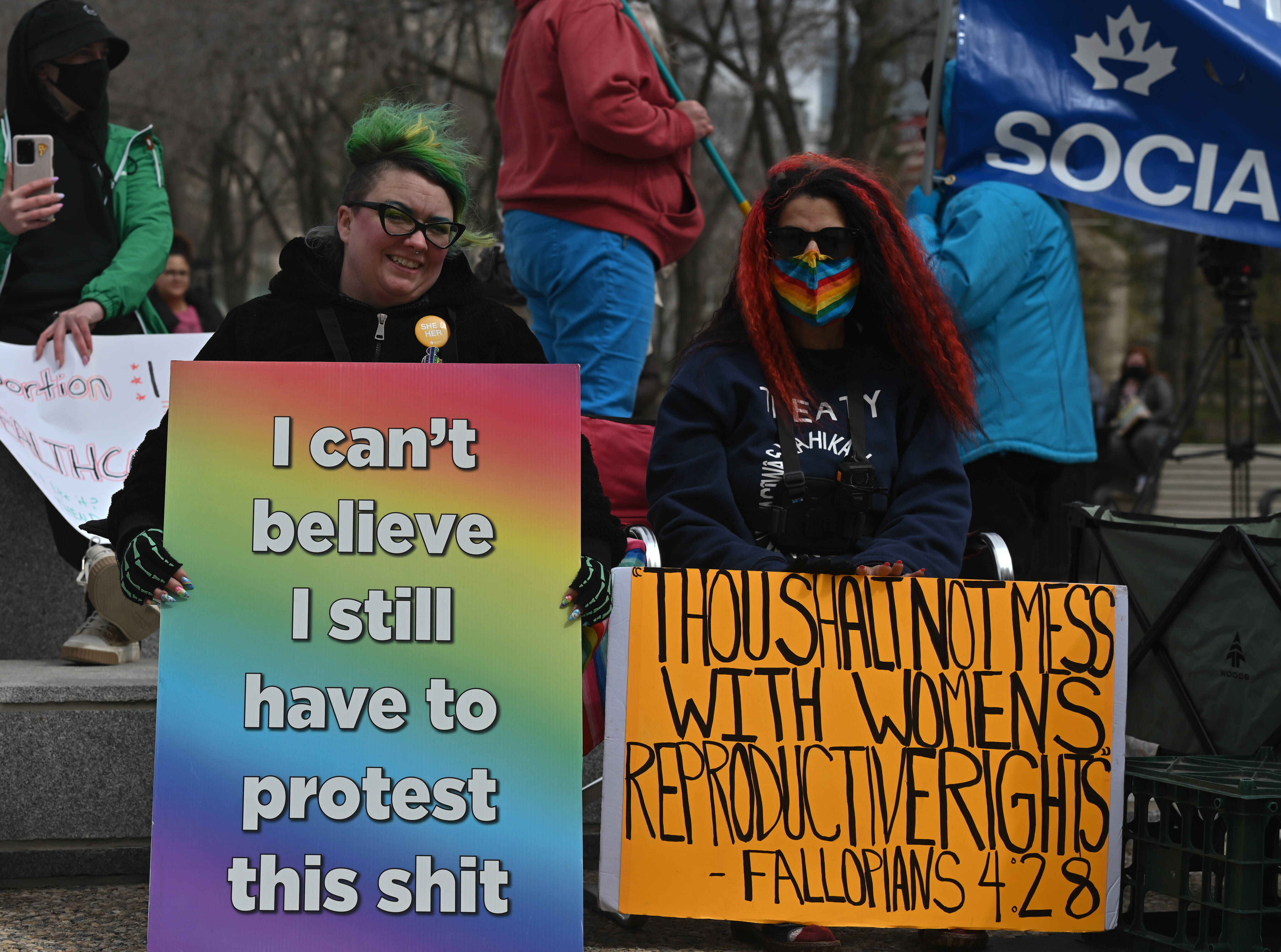 IMAGO / NurPhoto / Artur Widak | Activists Stand In Solidarity Of US Abortion Rights Activists in Canada. May, 2022.